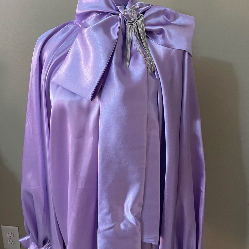 This is a beautiful Timely elegant blouse.